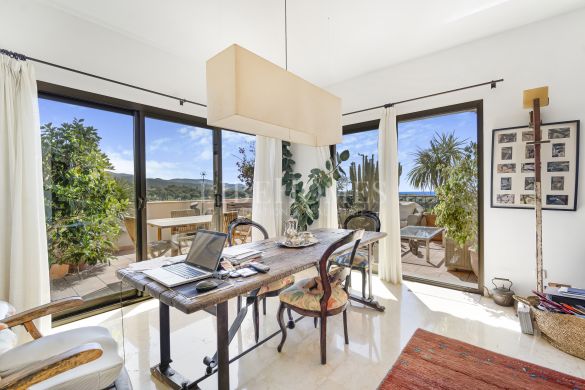 Ático dúplex con vistas panorámicas al mar en Vista Golf, Marbella