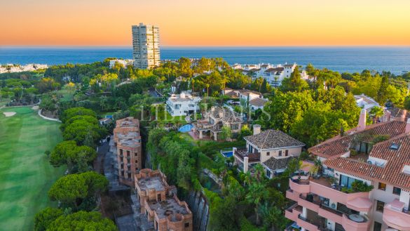 Ático dúplex con vistas panorámicas al mar en Vista Golf, Marbella