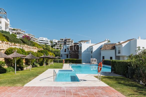 Apartment with panoramic golf course views in Los Arqueros, Benahavis