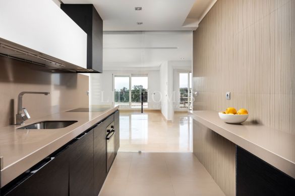 Apartment with panoramic golf course views in Los Arqueros, Benahavis