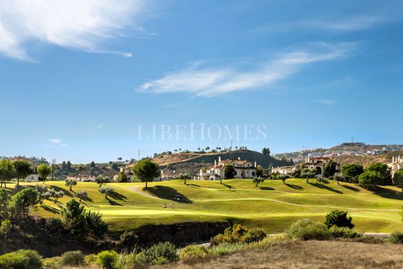 Apartment with panoramic golf course views in Los Arqueros, Benahavis