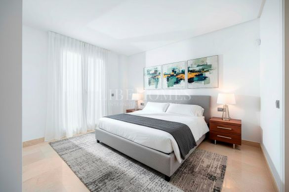 Apartment with panoramic golf course views in Los Arqueros, Benahavis