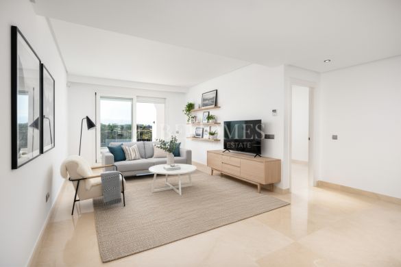 Apartment with panoramic golf course views in Los Arqueros, Benahavis