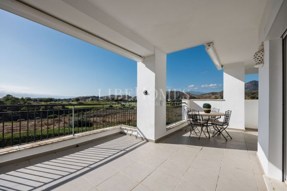Apartment with panoramic golf course views in Los Arqueros, Benahavis