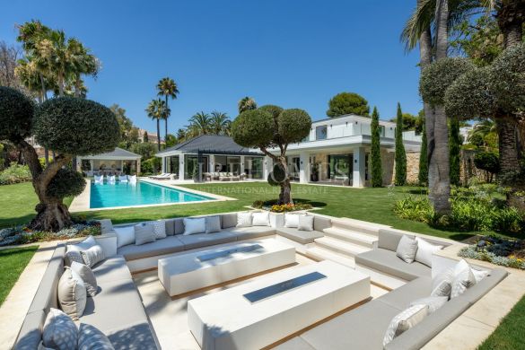 Frontline golf luxury villa in Las Brisas, Nueva Andalucia, Marbella