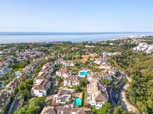 Duplex penthouse with sea views in Monte Paraíso, Marbella Golden Mile