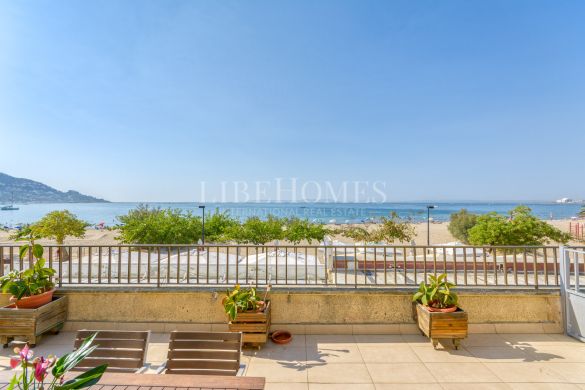 Apartment on the beachfront in Roses, with beautiful sea views