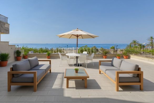 Apartment on the beachfront in Roses, with beautiful sea views
