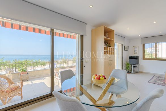 Apartment on the beachfront in Roses, with beautiful sea views