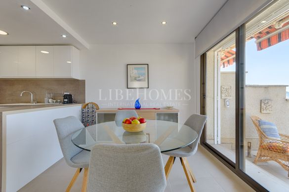 Apartment on the beachfront in Roses, with beautiful sea views