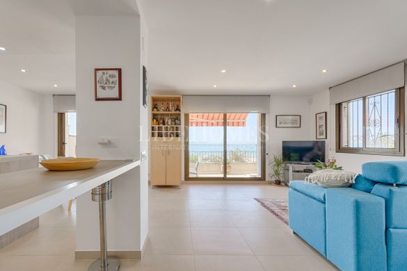 Apartment on the beachfront in Roses, with beautiful sea views