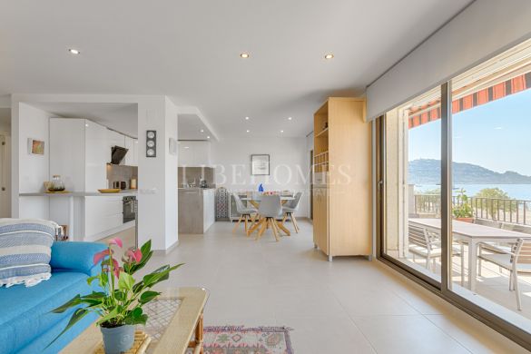 Apartment on the beachfront in Roses, with beautiful sea views