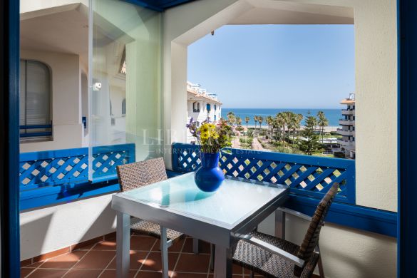 Beachfront apartment, facing the sea, in La Noria IV, Sabinillas