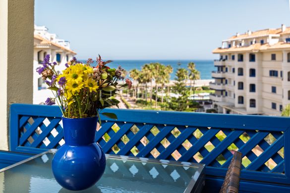 Beachfront apartment, facing the sea, in La Noria IV, Sabinillas