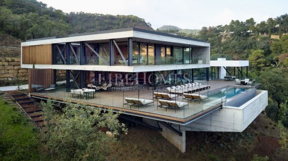 Espectacular villa moderna con vistas al mar en El Madroñal, Benahavis