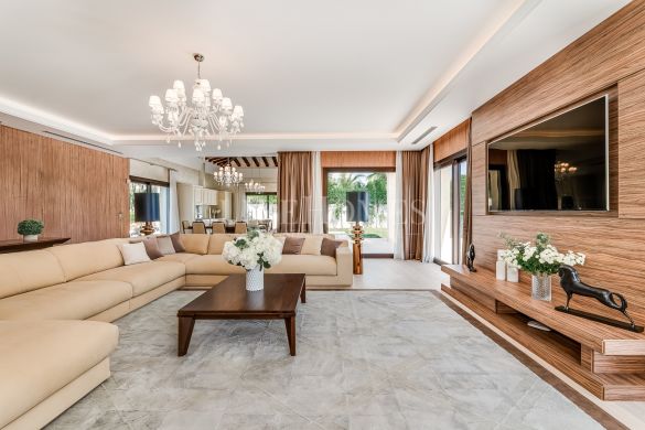 Frontline golf villa in Los Naranjos Golf, Nueva Andalucía, Marbella