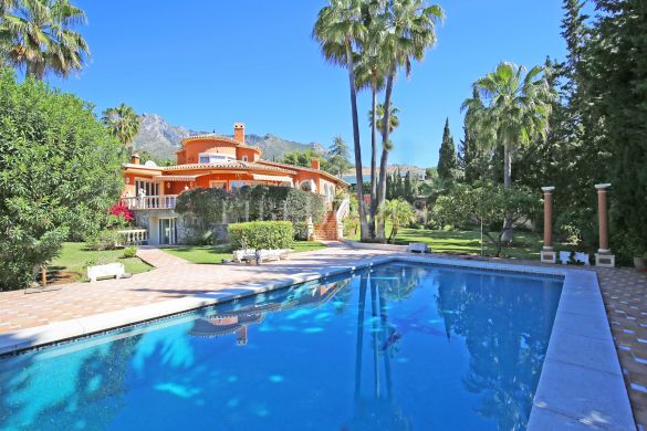 Villa tradicional con impresionante jardín en Marbella Milla de Oro