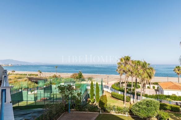 Beachfront apartment, terrace facing the sea, La Noria, Sabinillas