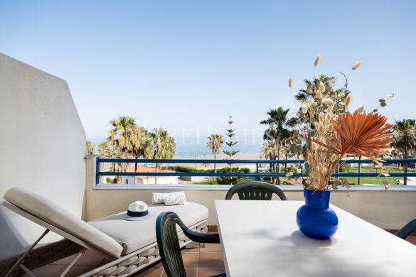 Beachfront apartment, terrace facing the sea, La Noria, Sabinillas