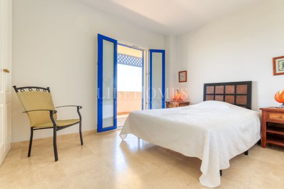 Beachfront apartment, big terrace facing the sea, La Noria, Sabinillas