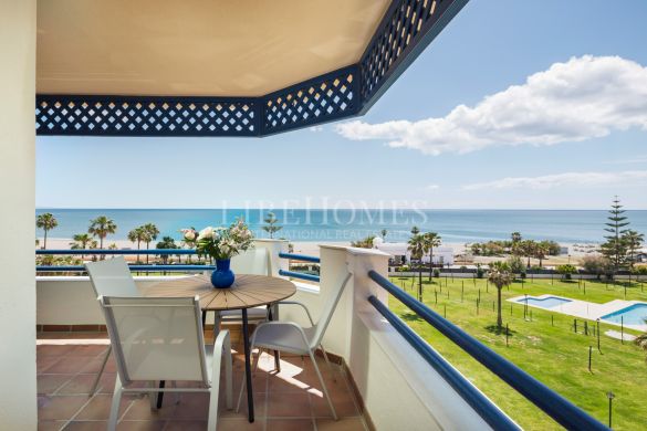 Beachfront apartment, big terrace facing the sea, La Noria, Sabinillas