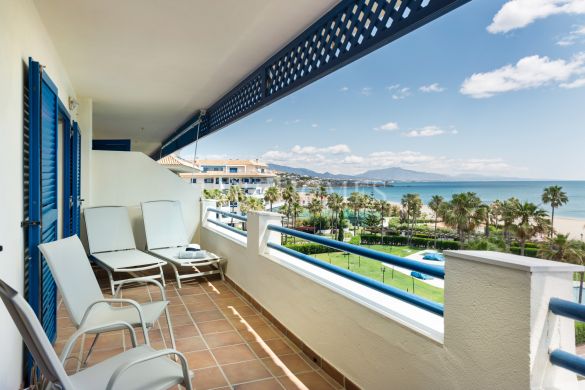 Beachfront apartment, big terrace facing the sea, La Noria, Sabinillas