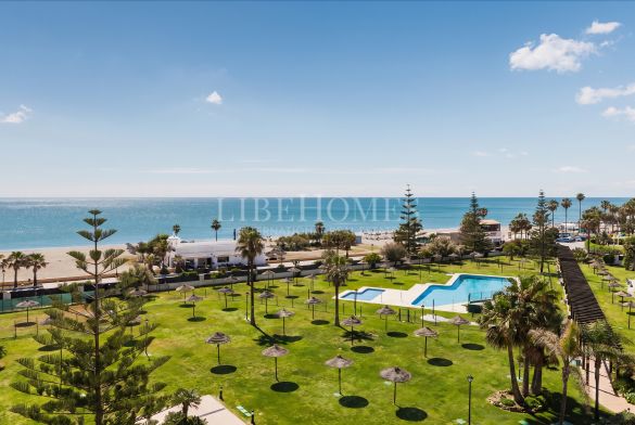 Beachfront apartment, big terrace facing the sea, La Noria, Sabinillas