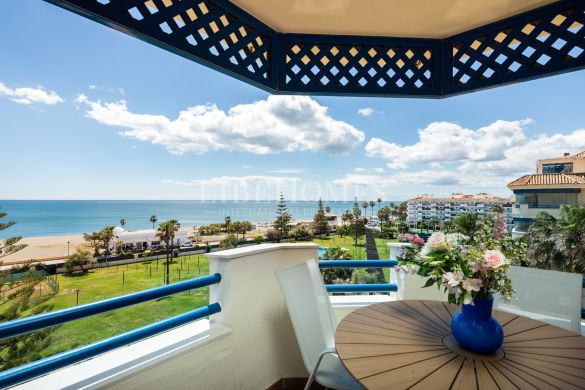 Beachfront apartment, big terrace facing the sea, La Noria, Sabinillas