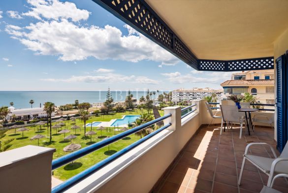 Beachfront apartment, big terrace facing the sea, La Noria, Sabinillas