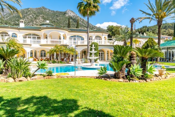 Luxury residence with 3 villas and sea views on Marbella Golden Mile
