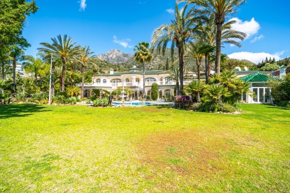 Luxury residence with 3 villas and sea views on Marbella Golden Mile