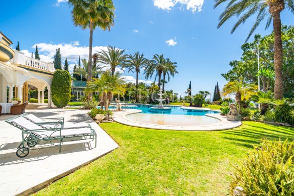 Luxury residence with 3 villas and sea views on Marbella Golden Mile
