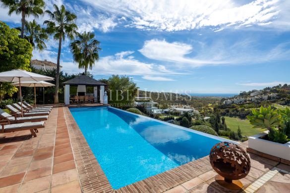 Luxury villa with beautiful panoramic views in La Quinta, Benahavis