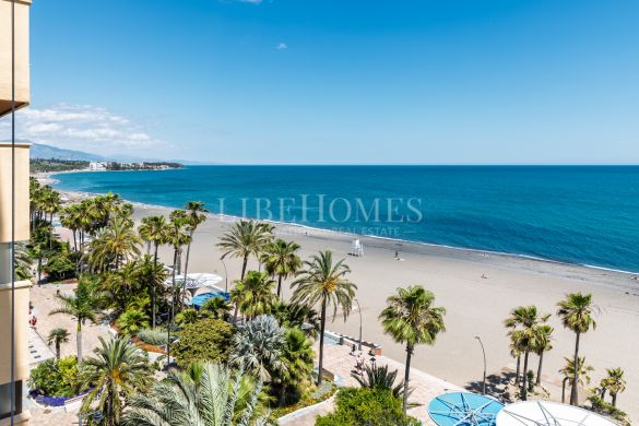 Apartamento en el Paseo Marítimo de Estepona, vista frontal al mar