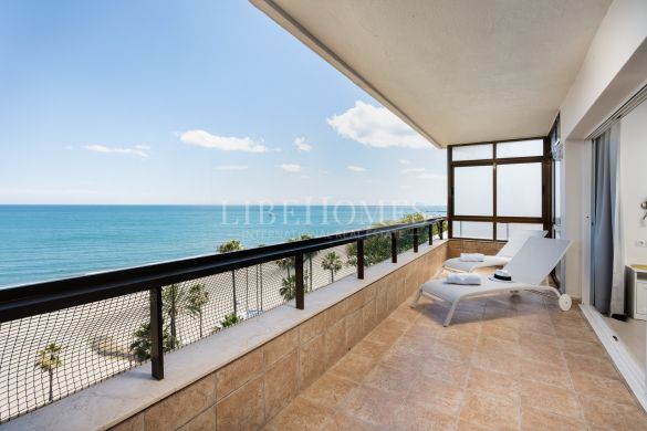 Apartamento en el Paseo Marítimo de Estepona, vista frontal al mar