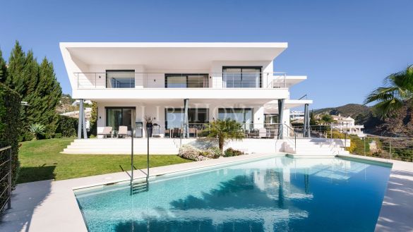 Modern villa with superb panoramic sea views in La Quinta, Benahavis