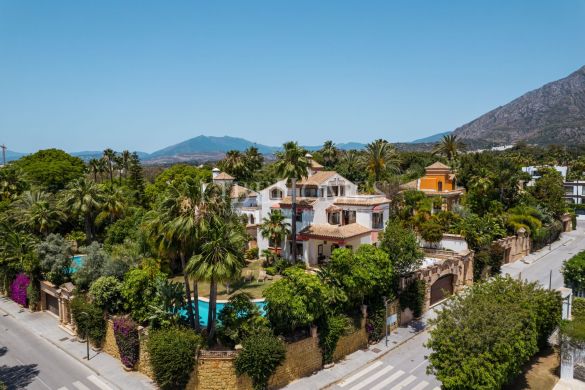 Elegant villa, sea views, Altos de Puente Romano, Marbella Golden Mile