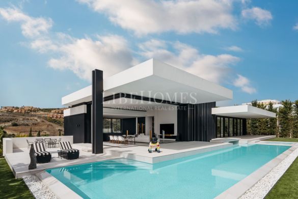Modern villa with sea views on golf frontline, La Alqueria, Benahavis