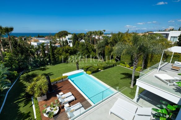 Moderna villa de lujo con increíbles vistas al mar en Marbella Este