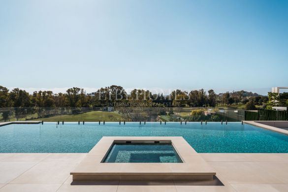 Modern luxury villa with panoramic views in La Alqueria, Benahavis