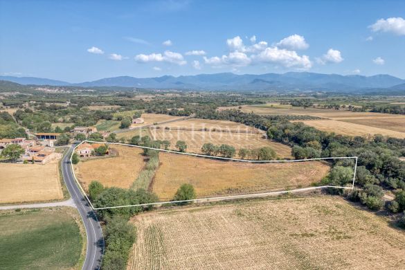Country house with plot of 2.14 hectares in Peralada, Costa Brava