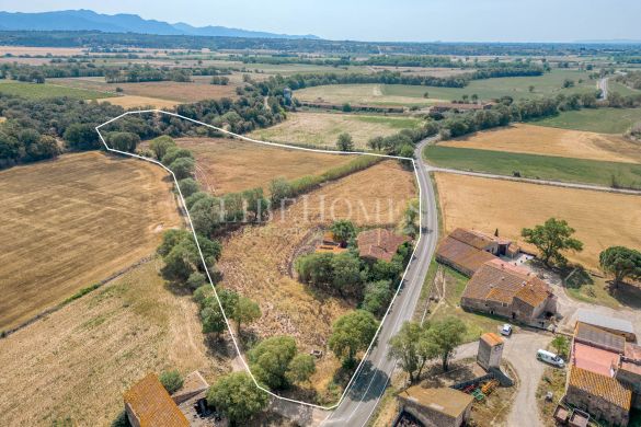 Country house with plot of 2.14 hectares in Peralada, Costa Brava