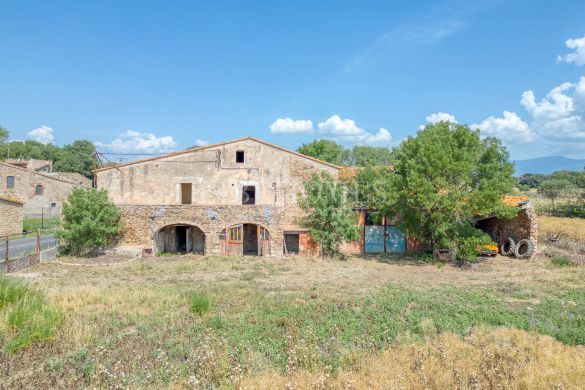 Country house with plot of 2.14 hectares in Peralada, Costa Brava