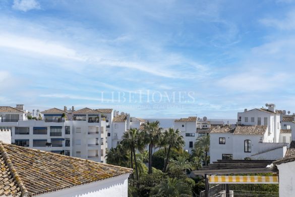 Ático con terraza-solarium en pleno centro de Puerto Banús, Marbella