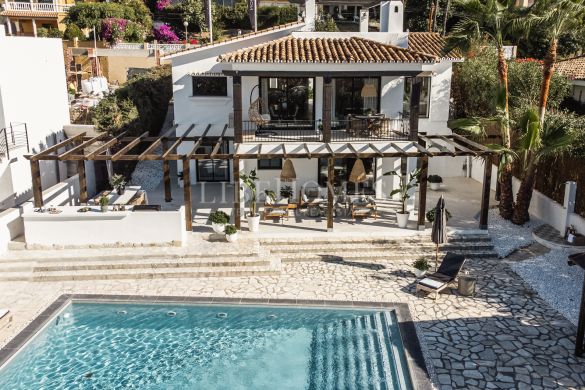 Belle villa entièrement rénovée, vue mer, à Nueva Andalucía, Marbella