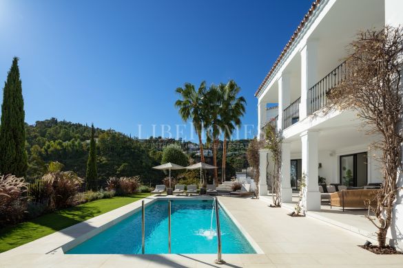 Villa andaluza con increíbles vistas al mar en El Madroñal, Benahavis