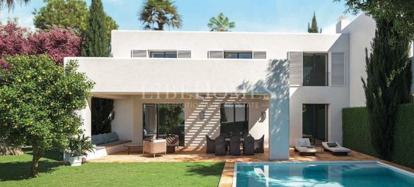 Casa adosada de obra nueva, con jardín y piscina privada, Sotogrande
