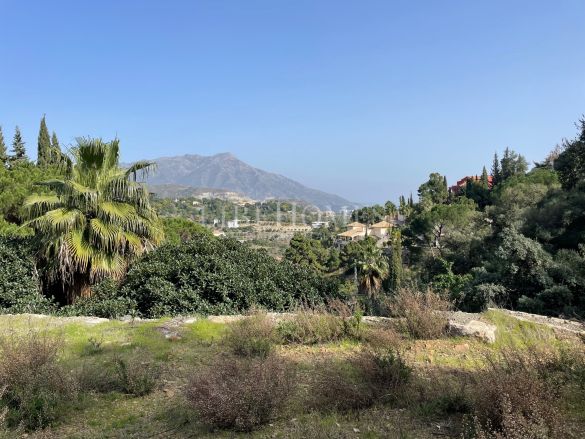 Plot of almost 3,000m2 with panoramic views in El Madroñal, Benahavis