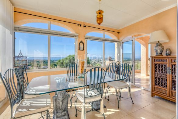Elegant villa with breathtaking panoramic sea view in Rosas
