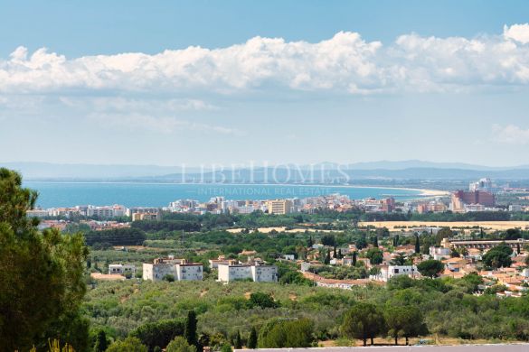 Elegant villa with breathtaking panoramic sea view in Rosas